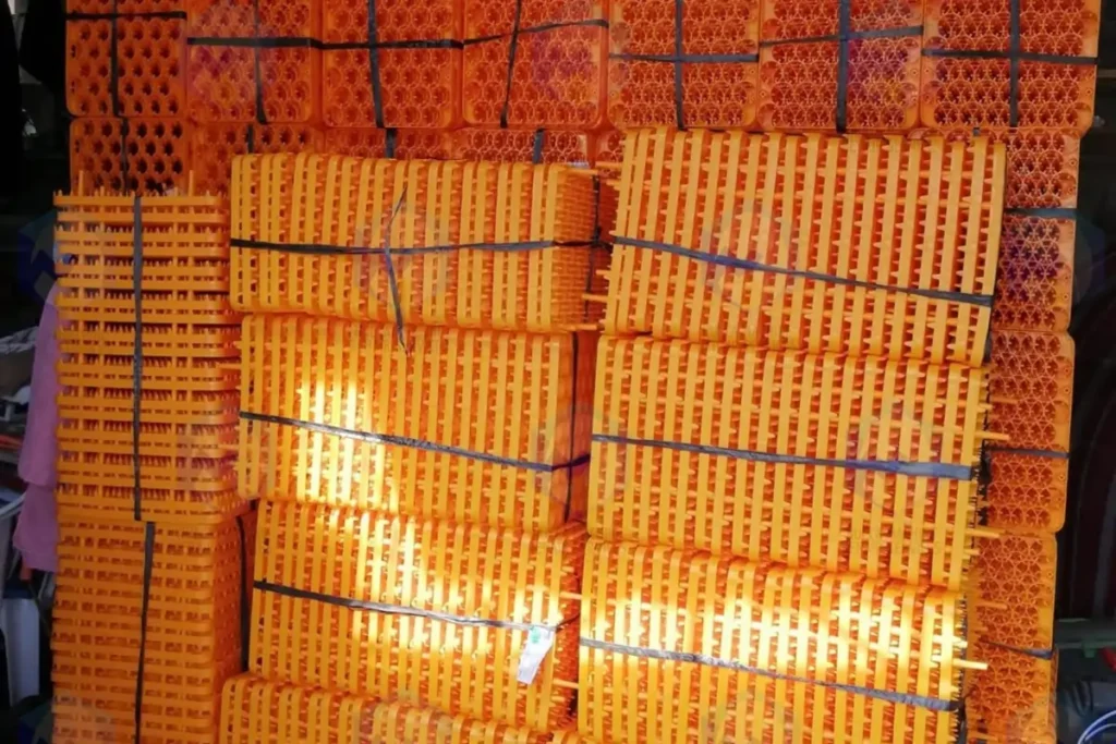 Durable plastic egg tray for automatic egg incubators by JN Egg Incubator Manufacturing, designed to hold and organize eggs securely.